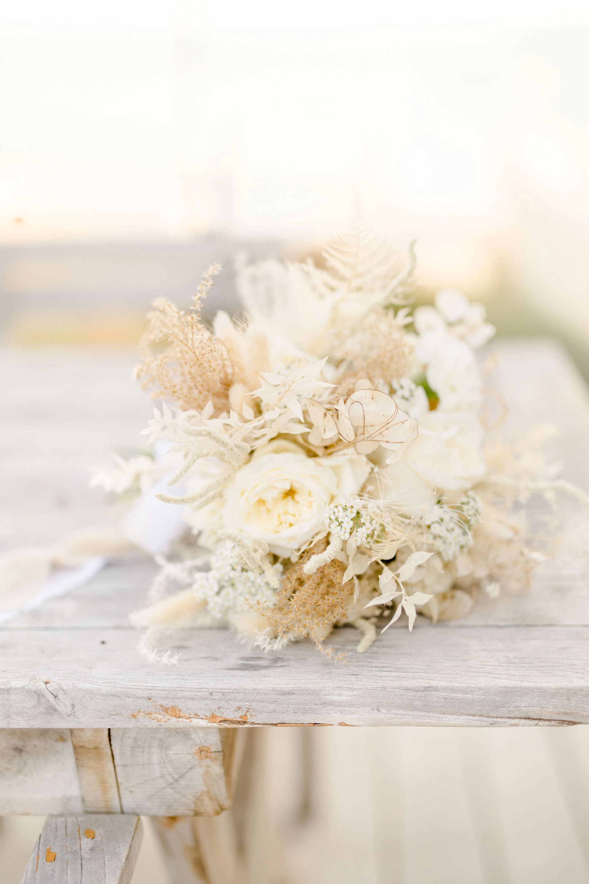 fleur pétale composition florale gris marron